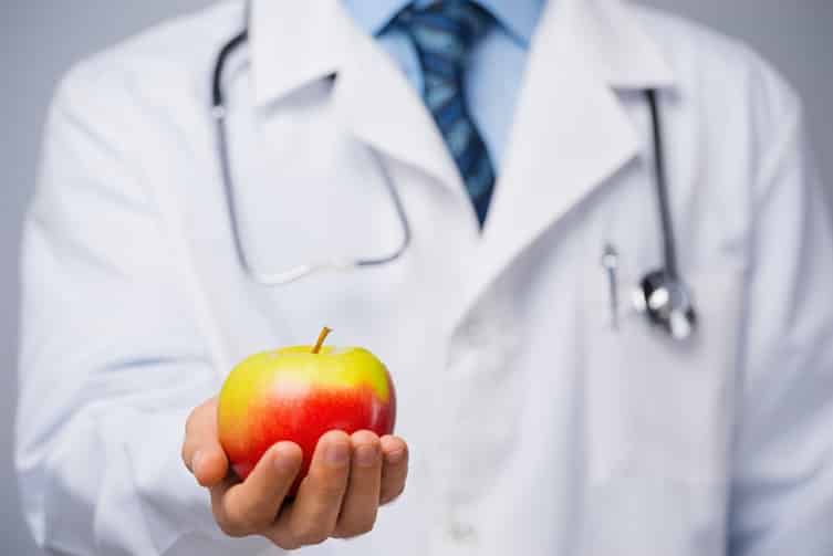 Dr. Greger: Napi egy alma az orvost tényleg távol tartja?