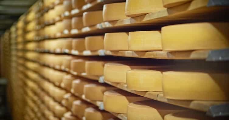 Több mint 600 ezer tonna állati eredetű sajt áll amerikai raktárakban mert senki nem akarja megvenni