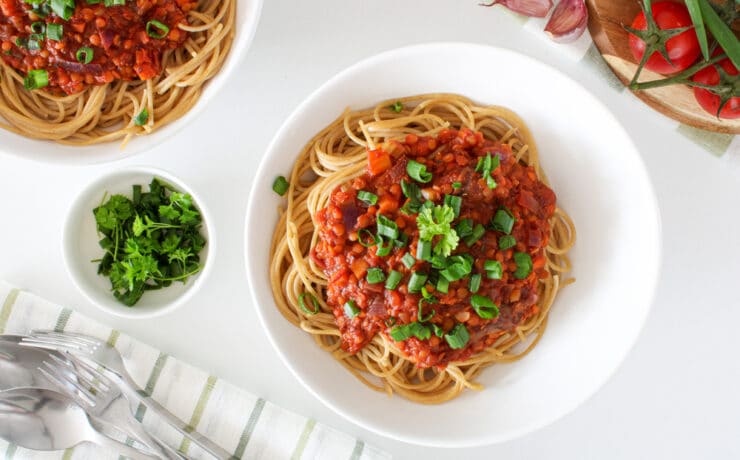 Vegán vörös lencsés bolognai spagetti