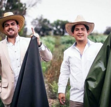 Két mexikói férfi vegán bőrt alkotott kaktuszlevélből