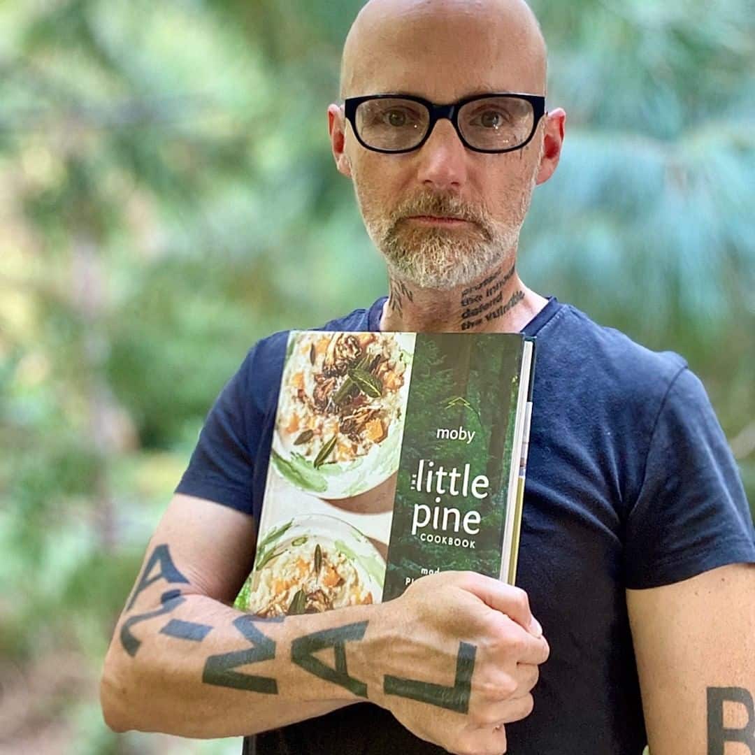 Moby kiad egy vegán szakácskönyvet, aminek a teljes bevételét állatmentésre fordítja