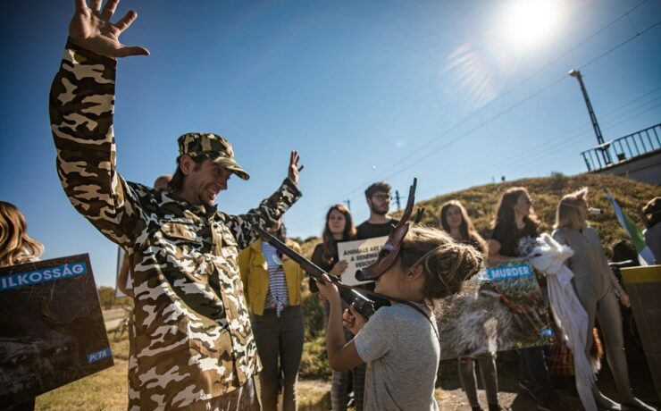 Amikor a nyúl viszi a puskát – vegán aktivisták demonstráltak a vadászati kiállítás ellen (képek)
