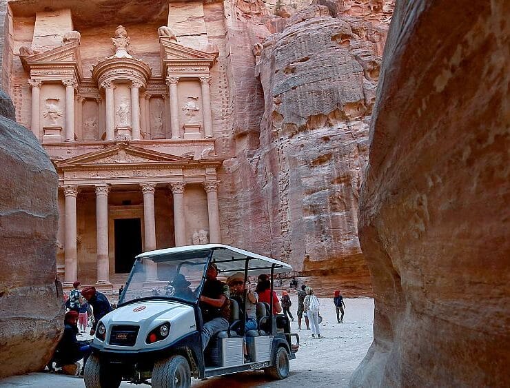 Jordánia ősi városában Petra-ban autókra cserélik a lovakat