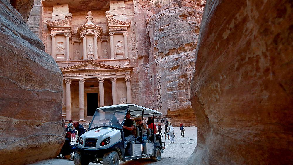 Jordánia ősi városában Petra-ban autókra cserélik a lovakat