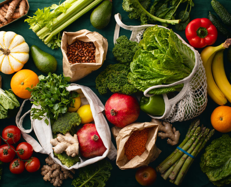 Frissen szállított, helyben termesztett gyümölcsök és zöldségek környezetbarát papírzacskókba vagy textil bevásárlótáskákba csomagolva, hulladékmentes vegetáriánus táplálkozási koncepció.