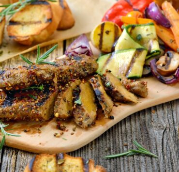 Grillezett vegán szejtán steak vegyes zöldségekkel és ropogós baguette-tel