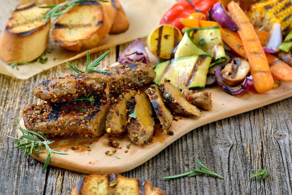 Grillezett vegán szejtán steak vegyes zöldségekkel és ropogós baguette-tel