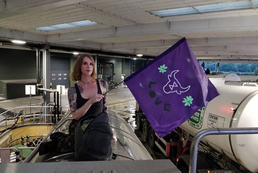 Animal Rebellion aktivista zászlóval a kezében