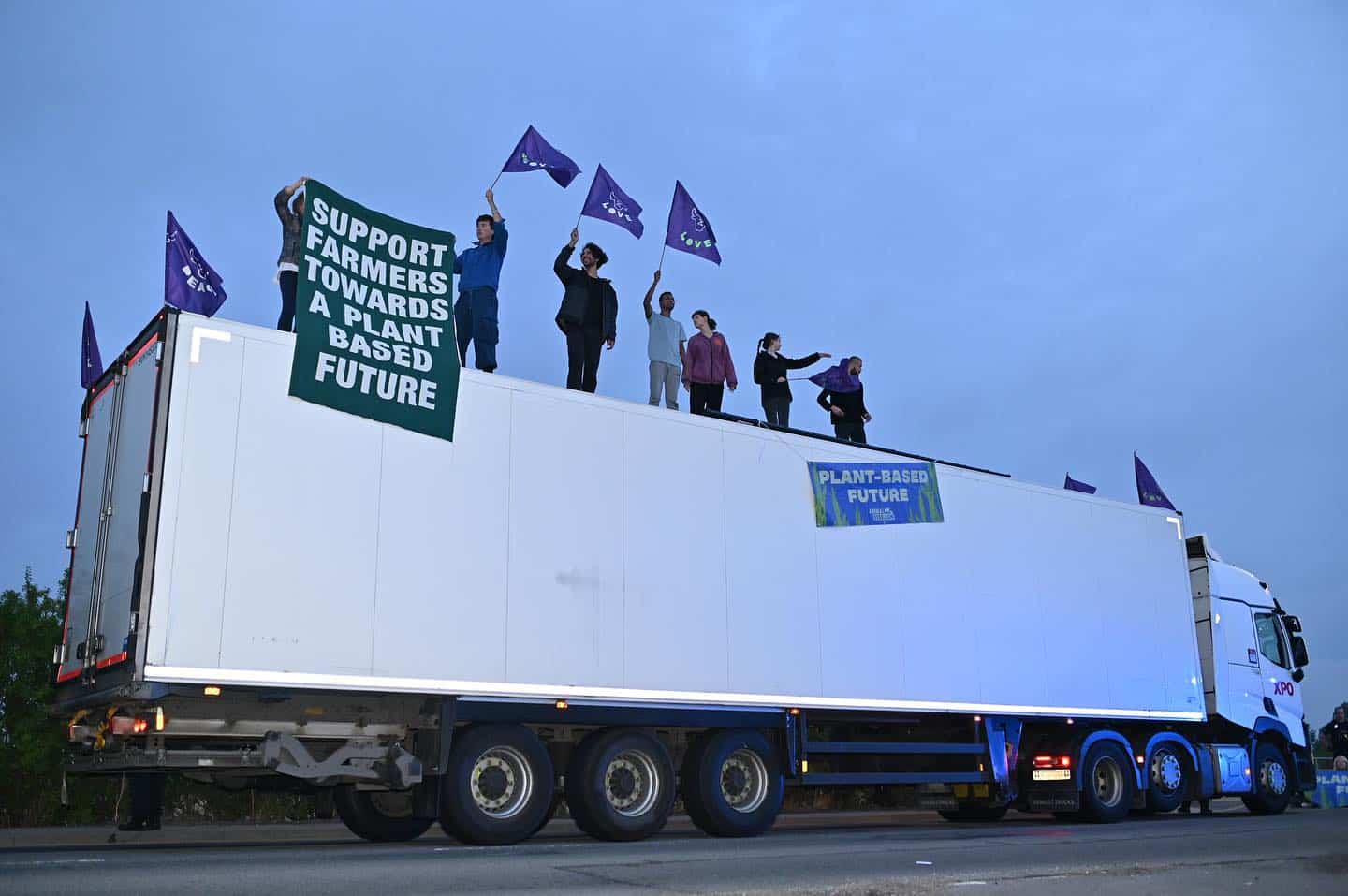 Animal Rebellion aktivisták egy tejszállító kamionon