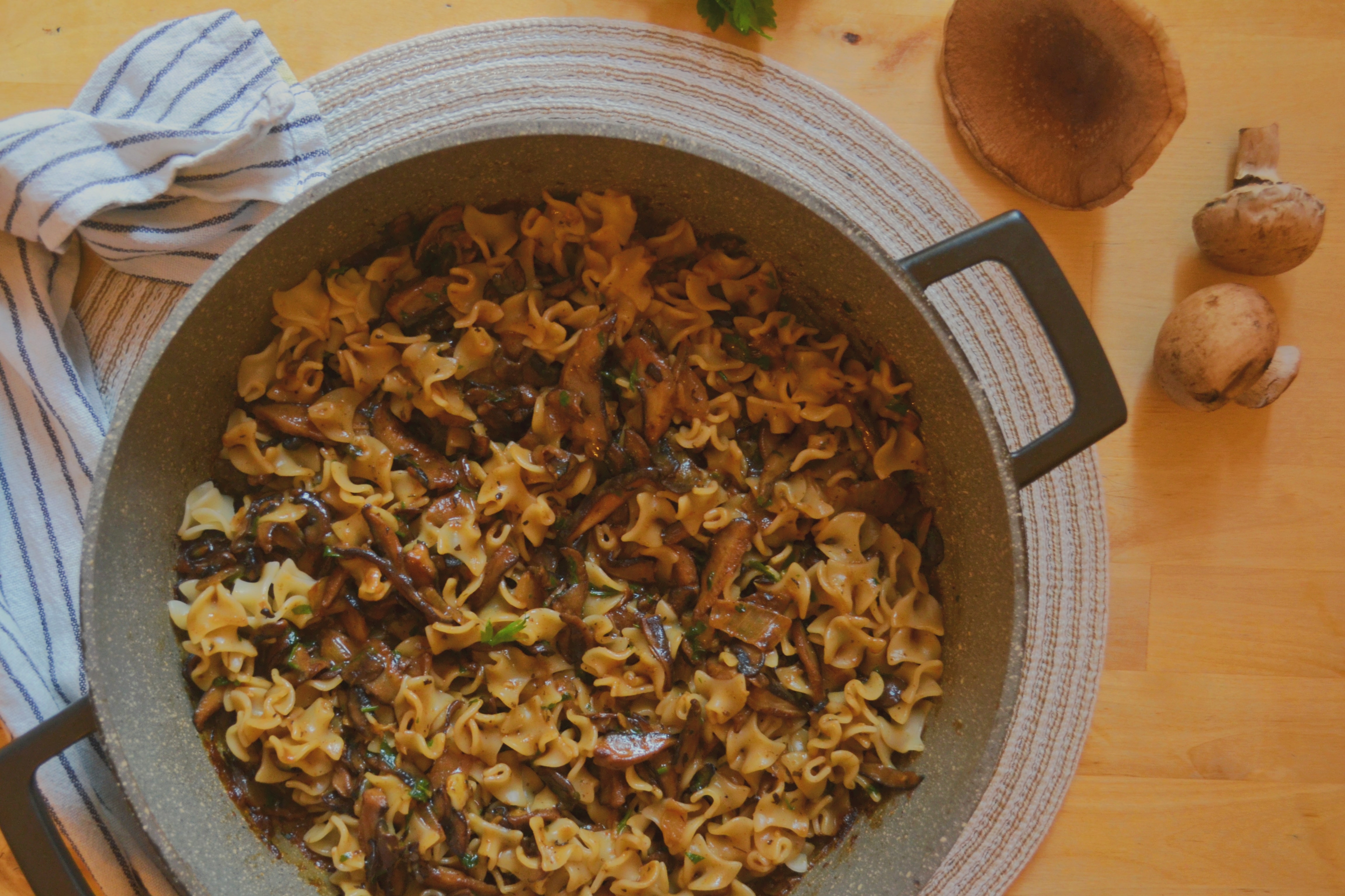 Vegán stroganoff tésztával felülnézetből egy nagy lábasban