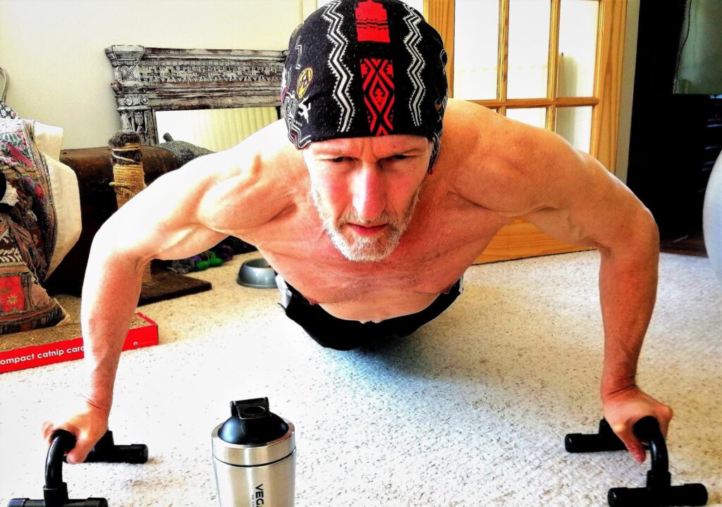 Ez a 66 éves vegán testépítő még mindig naponta edz