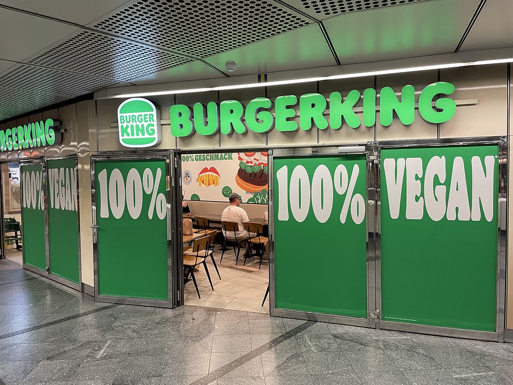 Egy álom vége: mostantól húst is árulnak az eddig vegán bécsi Burger Kingben
