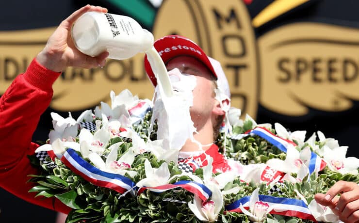 Az állatvédők növényi tejet ajánlanak az Indy 500 autóverseny győztesének