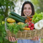 Szezonális zöldségek és gyümölcsök útmutatója a következő két hónapra – receptekkel