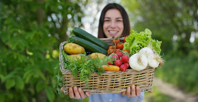 Szezonális zöldségek és gyümölcsök útmutatója a következő két hónapra – receptekkel