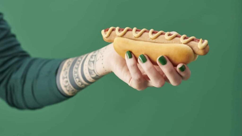 Augusztusban érkezik Magyarországra az IKEA új vegán hot dogja