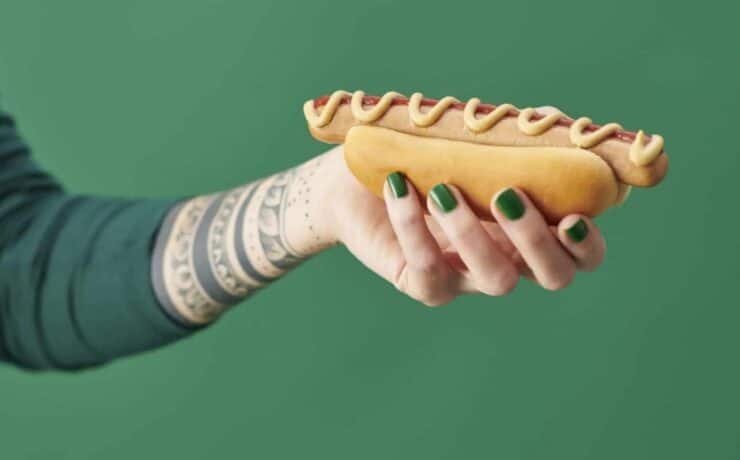 Augusztusban érkezik Magyarországra az IKEA új vegán hot dogja
