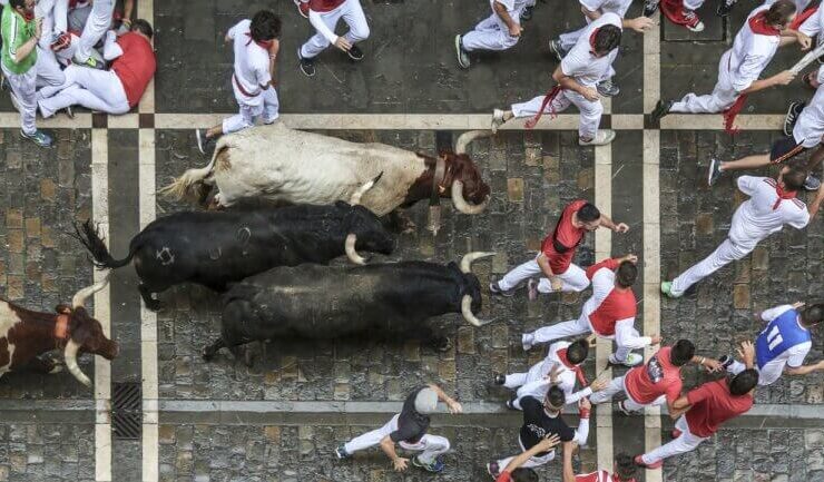 Hiába a tiltakozás, idén is megrendezték a bikafuttatást Pamplonában