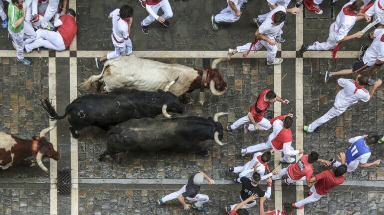 Hiába a tiltakozás, idén is megrendezték a bikafuttatást Pamplonában