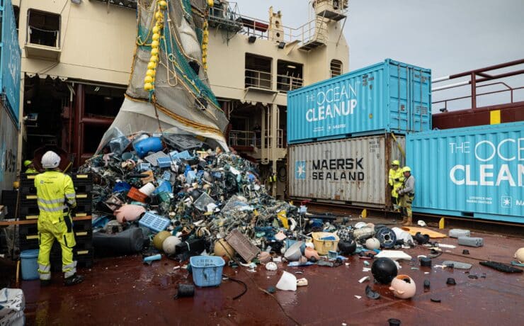 Rekordmennyiségű hulladékot emeltek ki a csendes-óceáni szemétszigetből