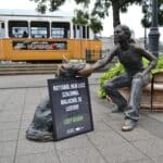 Budapesti szobrokon helyeztek el üzeneteket magyar állatjogi aktivisták