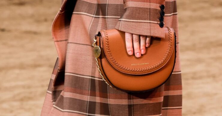 Műanyagmentes, fenntartható vegán bőrből készülnek Stella McCartney új táskái
