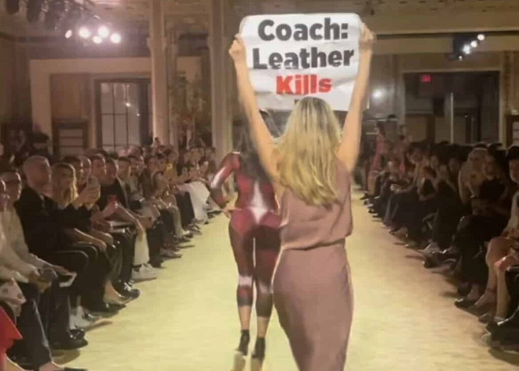 Bőrhasználat ellen tiltakozó „modellek” zavarták meg a New York Fashion Week bemutatóját