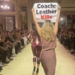 Bőrhasználat ellen tiltakozó „modellek” zavarták meg a New York Fashion Week bemutatóját