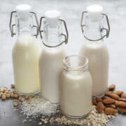 Növényi alapú tejek felsorakoztatva, például mandulatej, rizstej és zabtej.