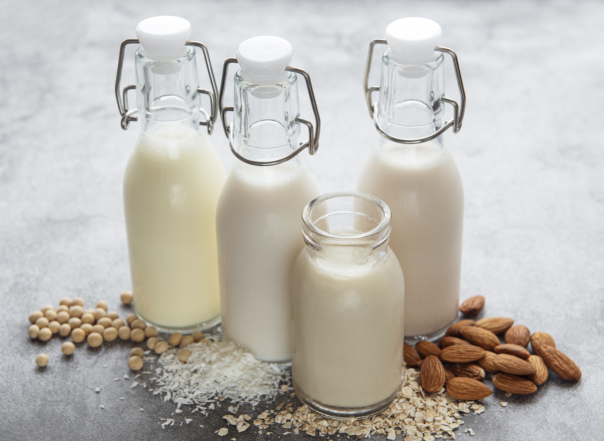 Növényi alapú tejek felsorakoztatva, például mandulatej, rizstej és zabtej.