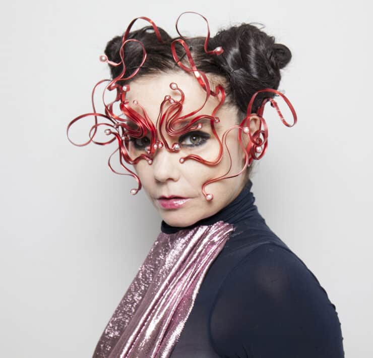 Az énekesnő Björk a lazactenyésztés ellen küzdő aktivistáknak ajánlotta fel lemeze bevételét