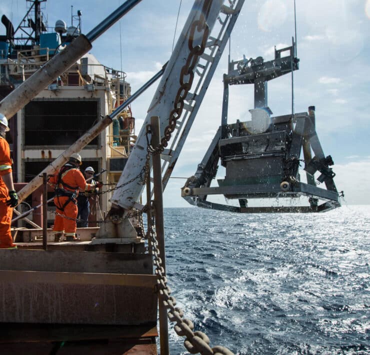 Mélytengeri bányászatot bemutató hajó az óceánon - Fotó: Deep Rising / IMDb