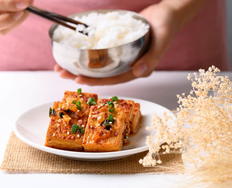 Dél-Korea és a növényi étkezés: tápláló vegán étel egy tányéron, rizzsel és tofuval