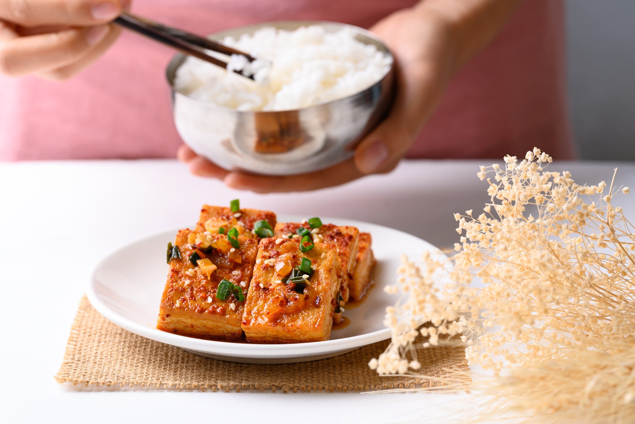 Dél-Korea és a növényi étkezés: tápláló vegán étel egy tányéron, rizzsel és tofuval