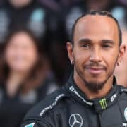 a gazdasági válság miatt Lewis Hamilton bezár néhány vegán éttermet