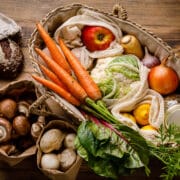 Vegán bevásárlólista: zöldségek és gyümölcsök a kosárban