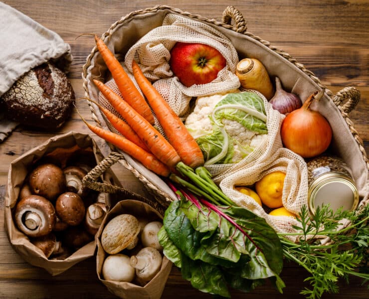 Vegán bevásárlólista: zöldségek és gyümölcsök a kosárban