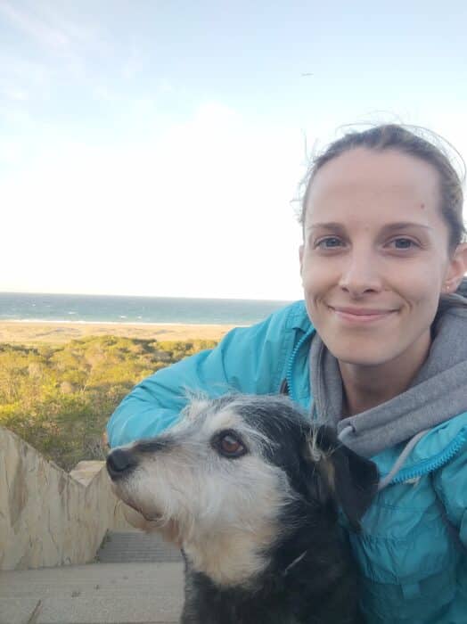 Karai Laura és kutyája, Csöpi új, tengerparti lakhelyükön