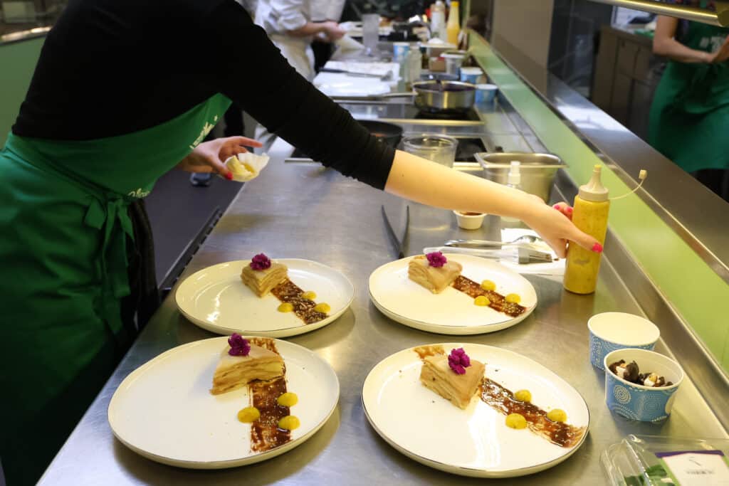 Készülnek az ételek a Csak a Mentes séfversenyen 2024 február 13-án.