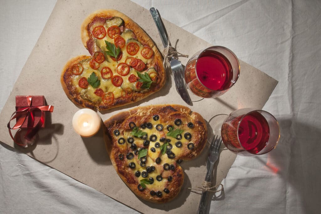 Szív alakú Valentin-napi pizza: tökéletes a bekuckózós randiestéhez