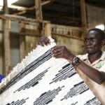 Banánhulladékból készít szőnyeget, szemüvegtokot és ruhát egy ugandai cég