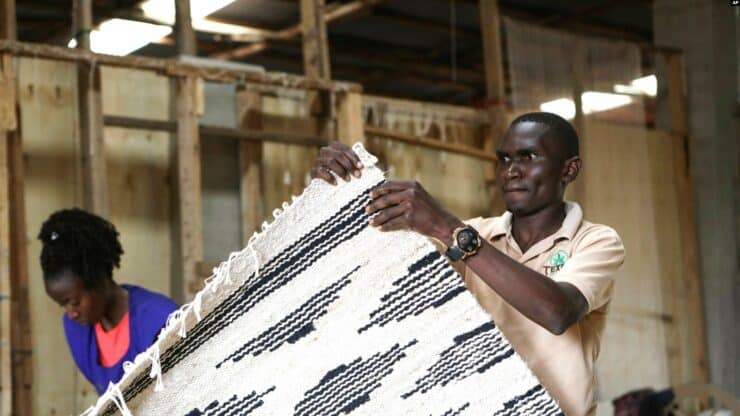 Banánhulladékból készít szőnyeget, szemüvegtokot és ruhát egy ugandai cég