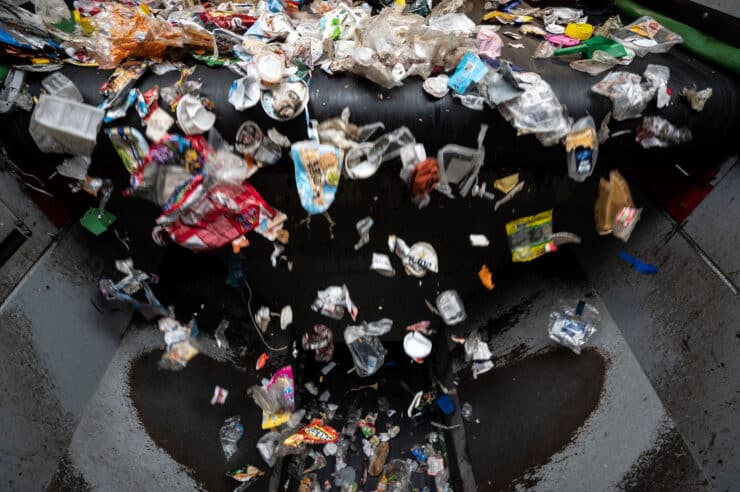 Belefulladunk a csomagolásokba, az EU leszámolna a hulladék egy részével