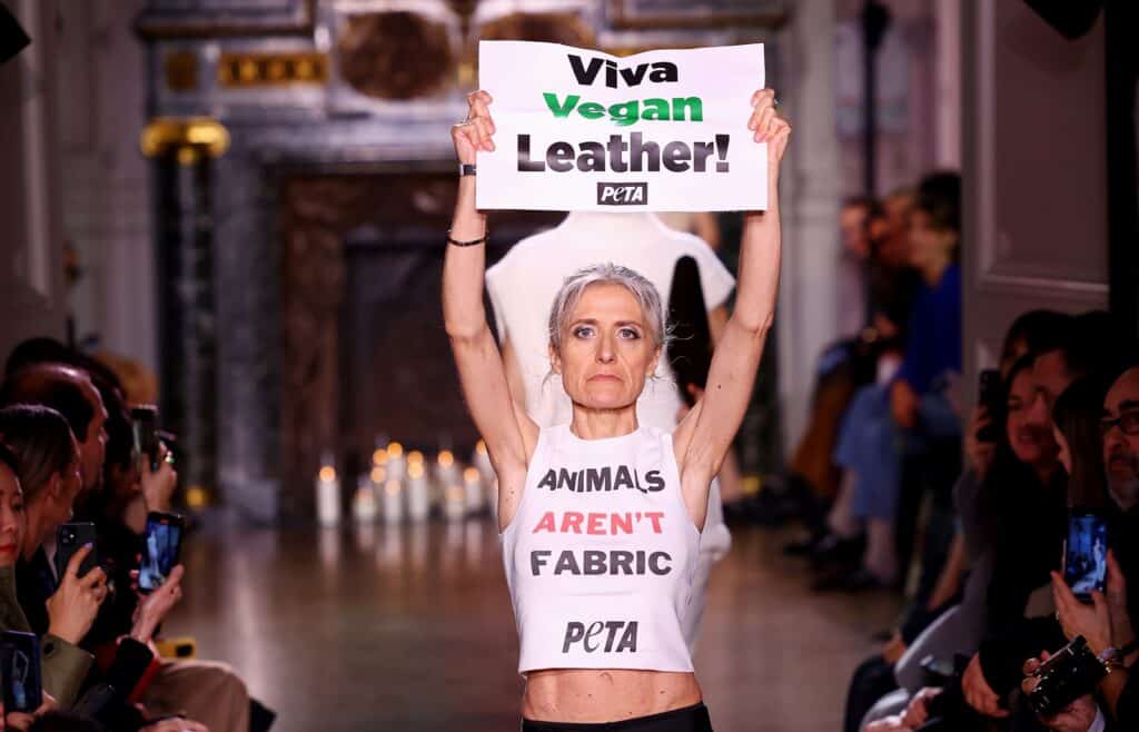 Botrány Victoria Beckham divatbemutatóján: vegán aktivisták zavarták meg a műsort