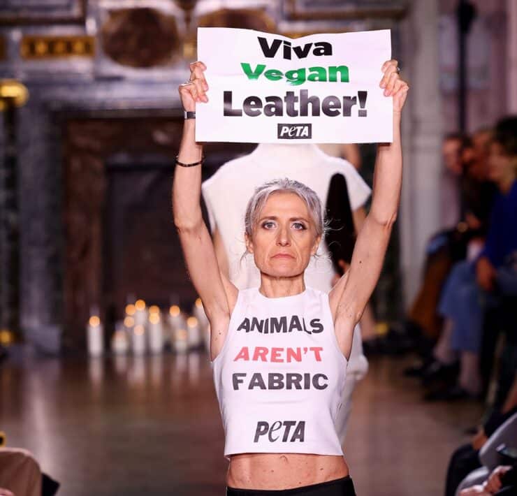 Viva Vegan Leather feliratú táblákkal kampányoltak vegán aktivisták