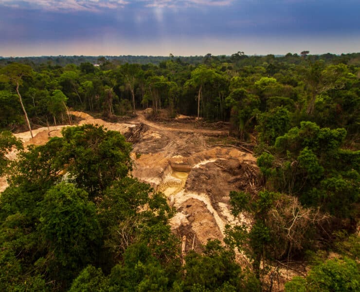 Bányászat miatti illegális erdőirtás Brazíliában légi felvételről