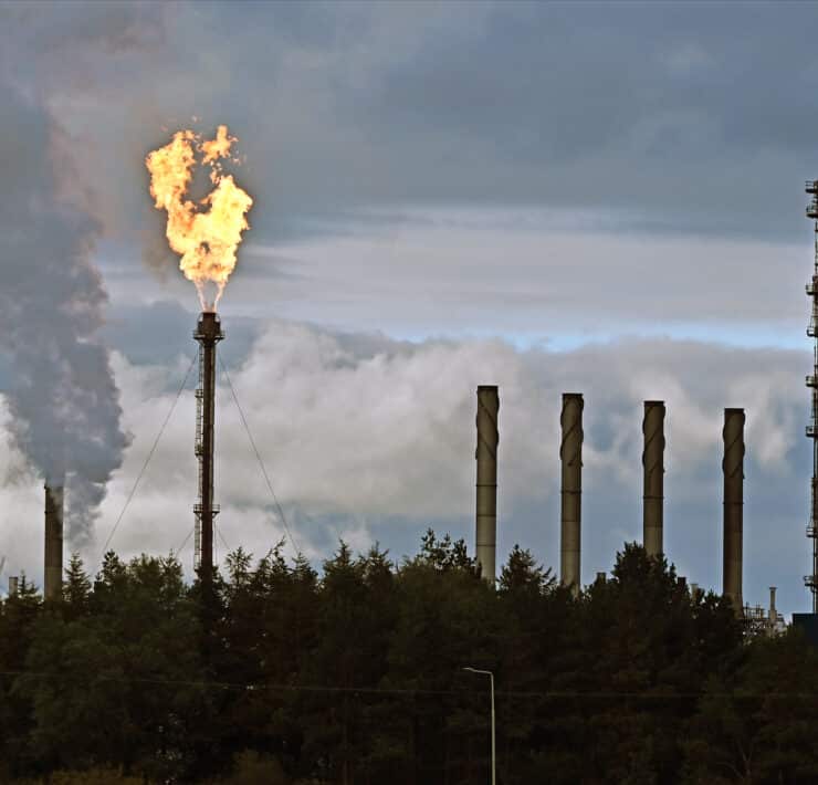 Lángok csapnak ki az ExxonMobil Mossmorran üzemének kéményéből egy újabb, nem tervezett művelet során, 2020. október 4-én a skóciai Cowdenbeathben. A Skót Környezetvédelmi Ügynökség vizsgálatot folytat a mossmorrani üzemben történt egészségkárosító eset miatt.