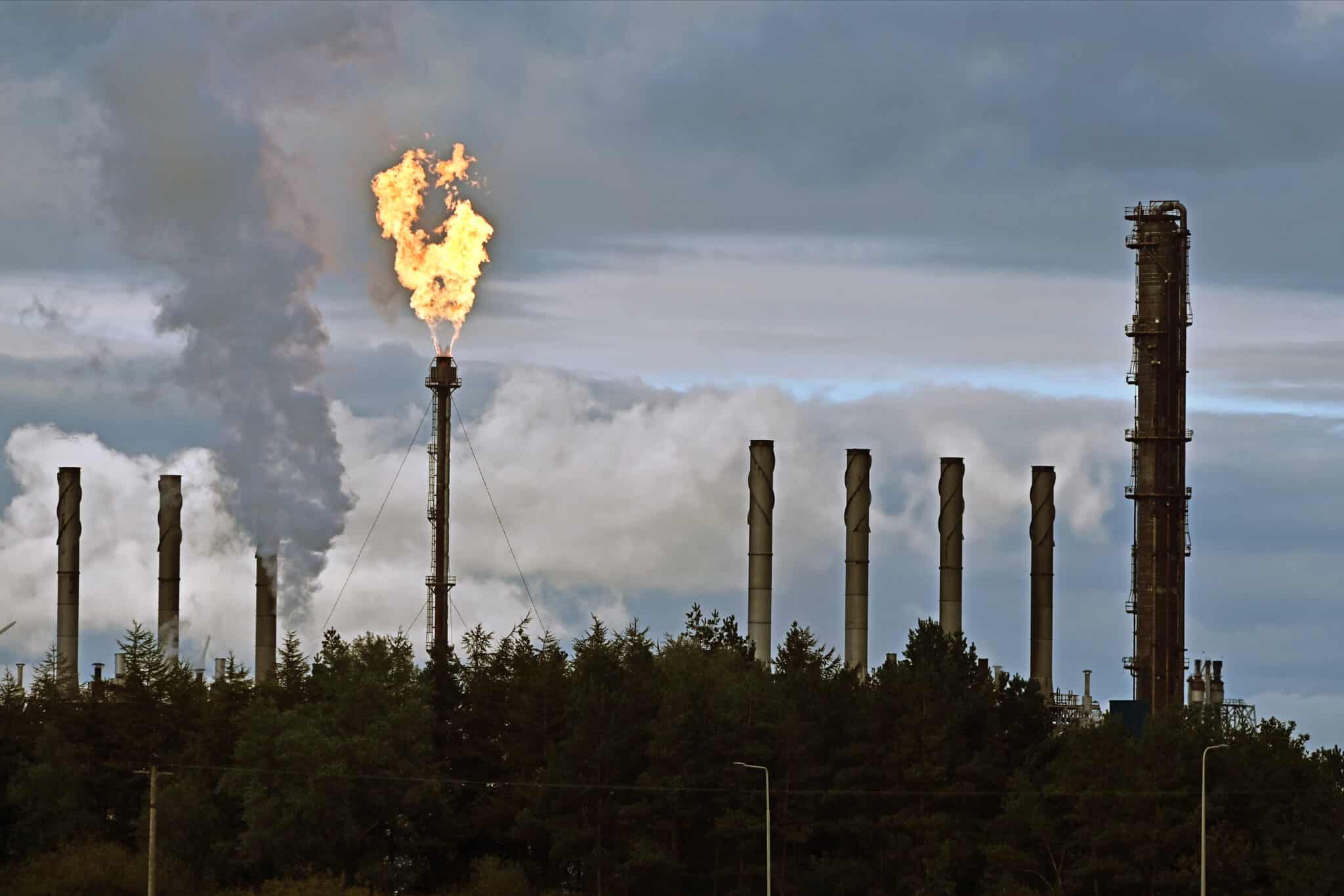 Lángok csapnak ki az ExxonMobil Mossmorran üzemének kéményéből egy újabb, nem tervezett művelet során, 2020. október 4-én a skóciai Cowdenbeathben. A Skót Környezetvédelmi Ügynökség vizsgálatot folytat a mossmorrani üzemben történt egészségkárosító eset miatt.