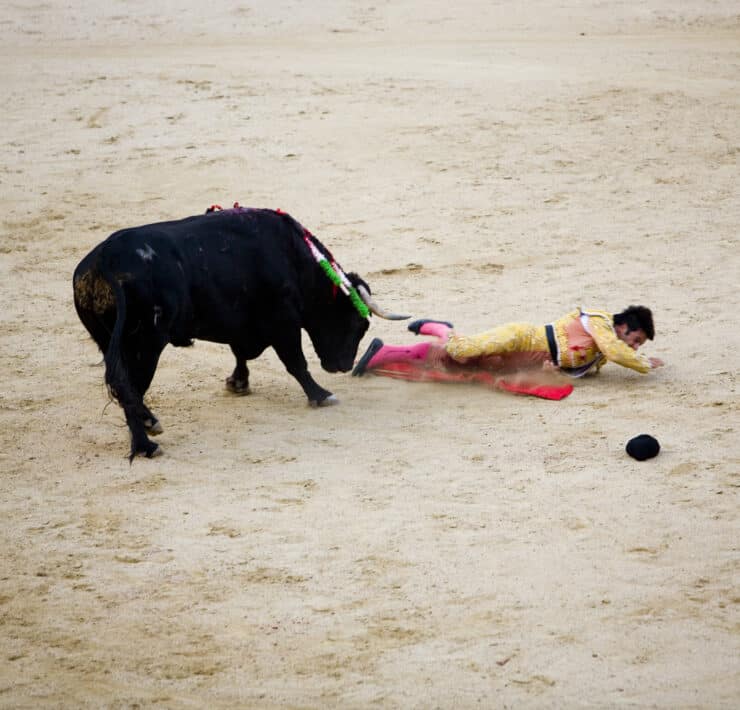 Felöklelt torreádor a földön a spanyol bikaviadalon