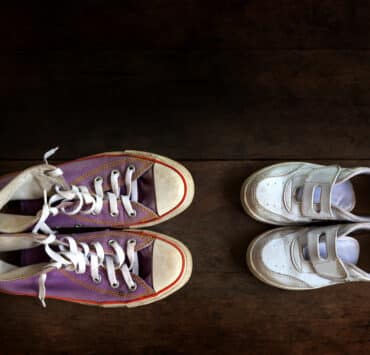 Bal oldalt lila színű, felnőtt tornacipő, jobb oldalt krémszínű gyerekcipő